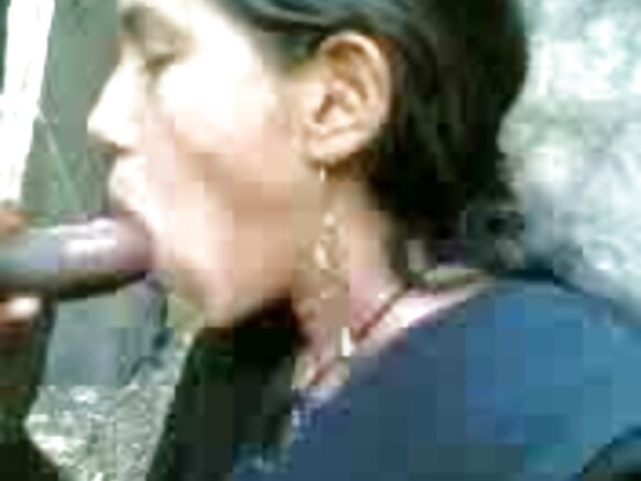 यूनिवर्सिटी कैंपस में भारतीय लड़कियाँ अपने बॉयफ्रेंड का लिंग चूस रही हैं