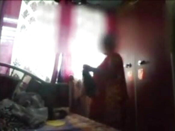 बंगला मूवी मॉम ट्यूब इमेज बाथरूम के बाद कपड़े बदल रही है