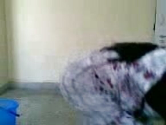 बंगला देसी सेक्सी सेक्सी गंदी फोटो सेक्सी बीवी खींच रही गोज़ घर पर अकेले