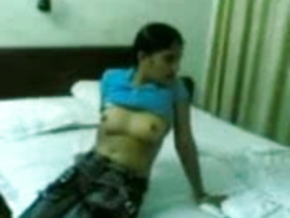 मल्लू लडकिया अपने बॉयफ्रेंड के लिए बना अपने घर के स्तन के साथ एक हिंदी सेक्सी मूवी दिखाती है