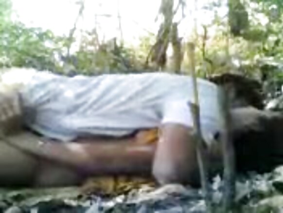 हॉट भारतीय लड़की अपने खुश प्रेमी के साथ एक सेक्सी मूवी देखकर आउटडोर का आनंद लेती है