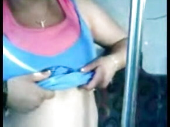 बड़े स्तन दिखा रहे हैं अपनी सेक्सी नीली फिल्म नई