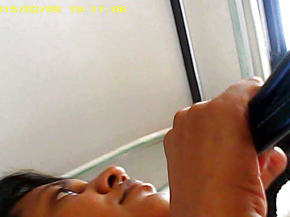 श्रीलंकाई लिंडा लड़की लड़की अपस्कर्ट सेक्सी में बस में मूवी देख रही है