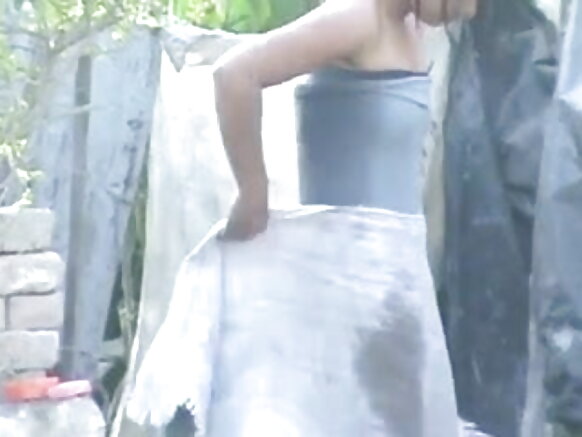 वाह गजब का प्यार सेक्सी खान देसी सौंदर्य देसी गाँव के लोग बाहर नहा रहे हैं