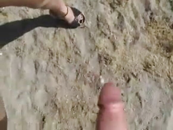 सनी लियोन समुद्र तट पर अपने पति को मुखमैथुन दे रही है सेक्सी फोटो मूवी