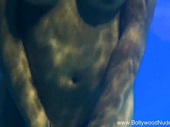 बॉलीवुड जलीय बच्चा एक अंग्रेजी फिल्म से एक हॉट अऊर सेक्सी वीडियो में सम्मोहित करत है