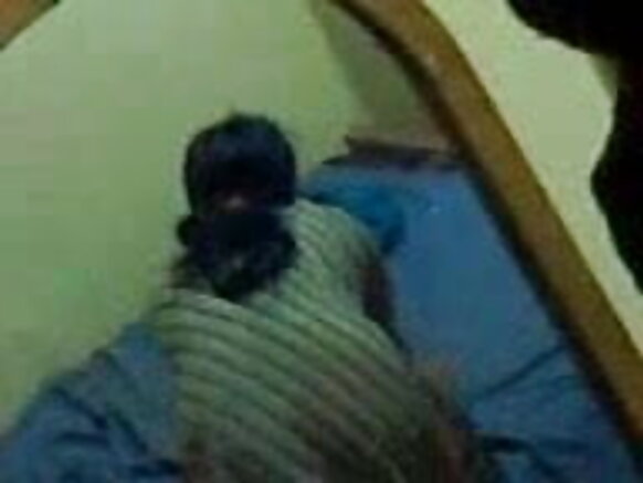 देसी आंटी हिंदी hd सेक्सी मूवी आंटी अपने पति के साथ सेक्स कर रही है चुपके से वीडियो कैद