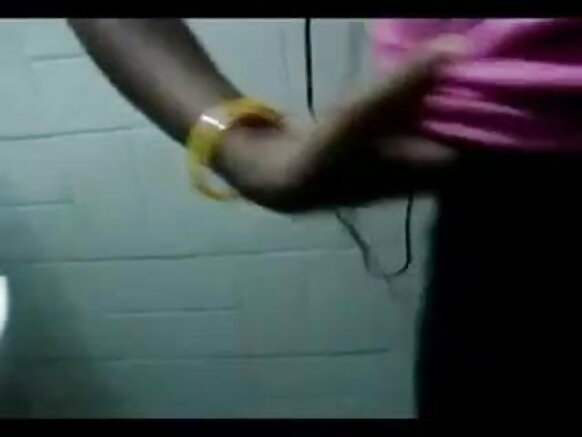 भारतीय नौकरानी बाथरूम में अपने मुख्य सेक्सी मूवी वीडियो के लिए अपने मुलायम स्तन दिखाती है