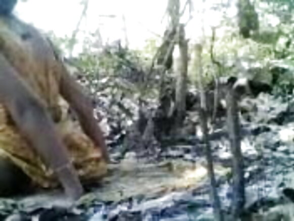 हॉट आउटडोर भारतीय लड़की ने अपने प्रेमी के साथ एक नई आउटडोर मूवी में मजा लिया