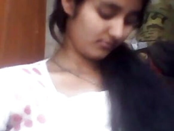 यंग इंडियन अपने बूब्स किसी को दिखाती है सेक्सी यंग अपने बूब्स दिखाती है