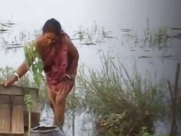 आंटी बिना ब्लाउज के स्तन दिखा रहीं सेक्सी हिंदी मूवी स्तन दिखा रहीं २