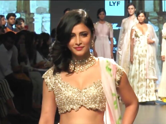 श्रीति हसन बिना जाने स्तन सेक्स शो में झुक जात