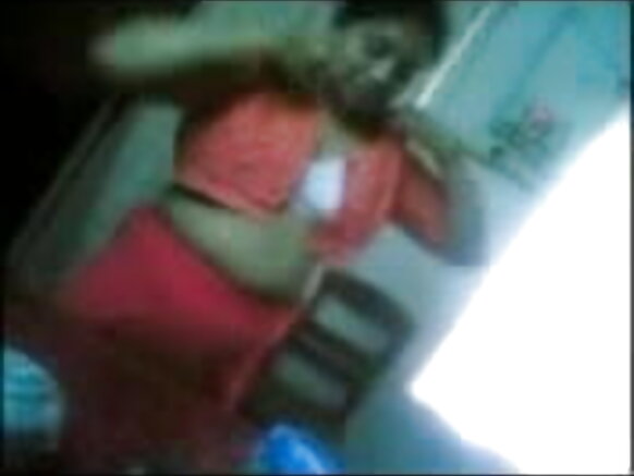 आंटी इंडिया बस्टी अपने भारतीय मुवक्किल को मुखमैथुन देती है, चुदाई उसे