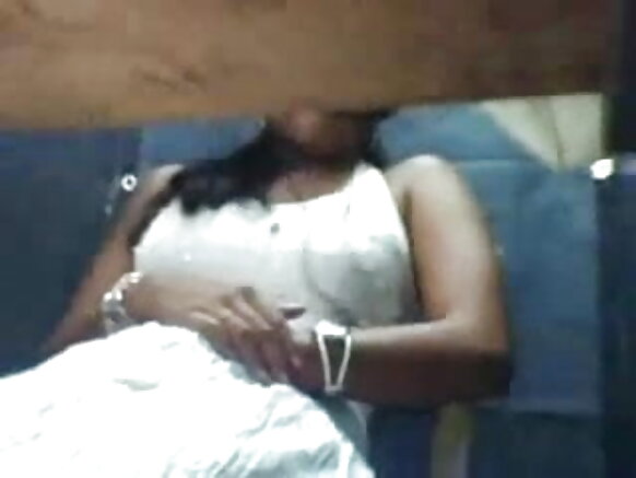 इंडिया गर्ल नीना रेस्टोरेंट में हस्तमैथुन - by Saanjh