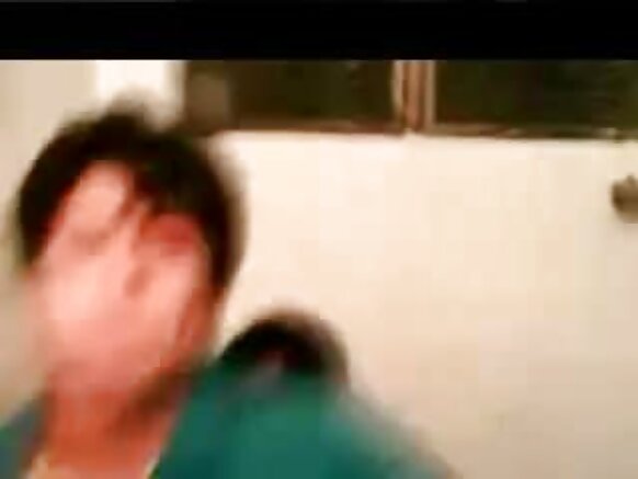 किशोर सेक्स सेक्सी फिल्म एक जोड़े के लिए विश्वविद्यालय के बाथरूम में फंसा