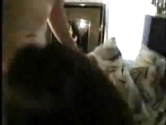 हॉटी इंडिया अपने हिंदी सेक्सी मूवी पार्टनर के साथ एक आरामदायक जोड़ा बन रही है