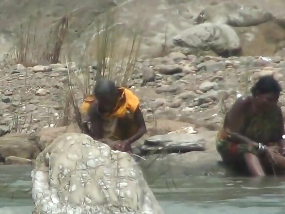 लेडी ओपन हिन्दी मूवी सेक्सी मूवी हवा में नहाते हुए नदी में छुपा कैमरे से