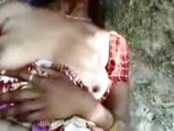 भारतीय आंटी अपने क्लाइंट को मुखमैथुन दे रही है