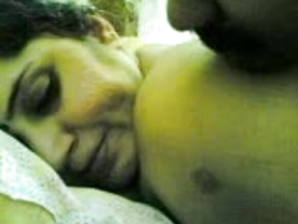 गोरदिता लड़की अपने असली शौकिया प्रेमी के साथ सेक्सी ब्लू मूवी देख रही है