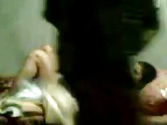 बंगाली प्रेमी एक सेक्सी बंगाली मूवी देखने के लिए।