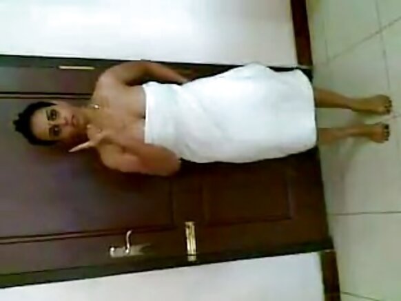 सेक्सी मूवी का प्रदर्शन कर रही भारतीय महिला