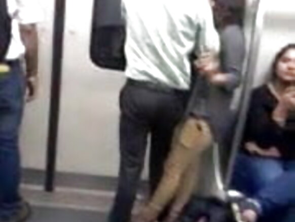 22 हताश प्रेमी अपने प्रेमी के स्तन को चूमते और दबाते सेक्सी मूवी भोजपुरी दिल्ली मेट्रो