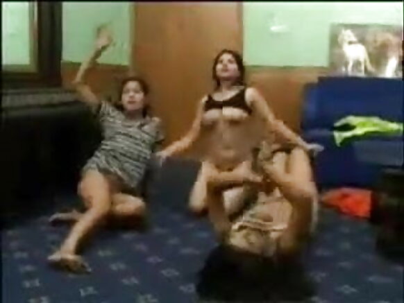 3 लड़की नाचत हैं अऊर मिशनरी नंगा होइ जात है।